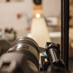 Lichtquelle und Kamera blicken auf den Spiegel