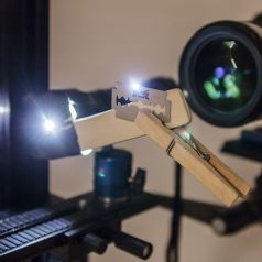 Lichtquelle und deren scharfe Reflektion liegen immer in der selben Ebene bei der doppelten Brennweite des Spiegels